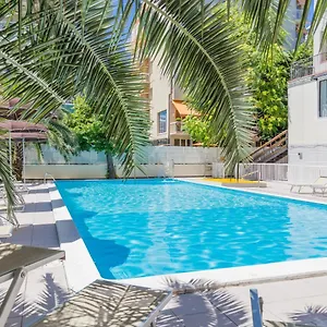 Plaza Con Piscina Hotel